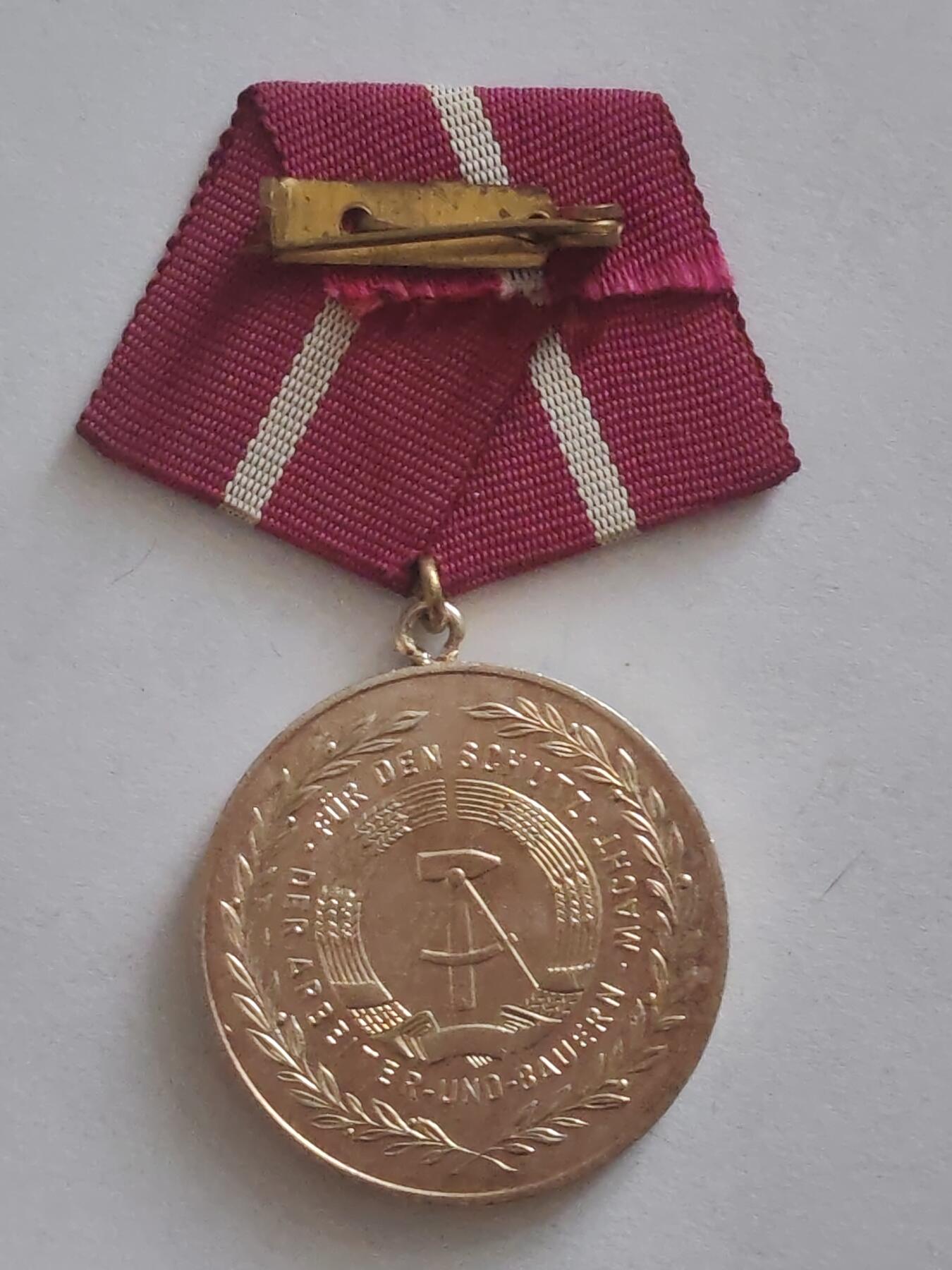 荷兰第128期勋赏拍卖 民主德国银级民防忠诚服务奖章