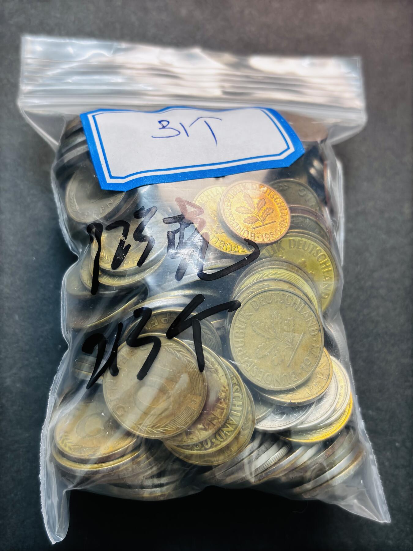 文馨钱币收藏第 279 场，银币，纪念铜章场 长期接收代拍品 德国 1 芬尼-50 芬尼，共计 213 个，重 723 克，包含首版，中央银行版 49-50 年，少见！49 年一个都可以卖好几块钱了，喜欢的出价