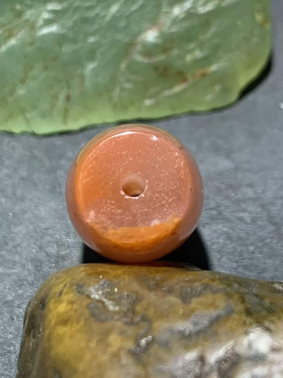 川料冰飘柿子红南红玛瑙随形桶珠一颗！