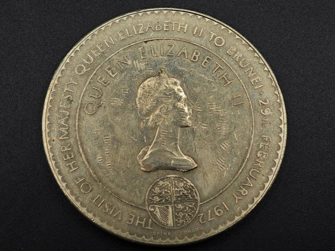 【淘币小摊】实时拍第七百九十一拍   散币纸币套币场   满百包邮可预留二周 每周一统一发货   英国1972年伊丽莎白二世访问文莱纪念章55mm大型