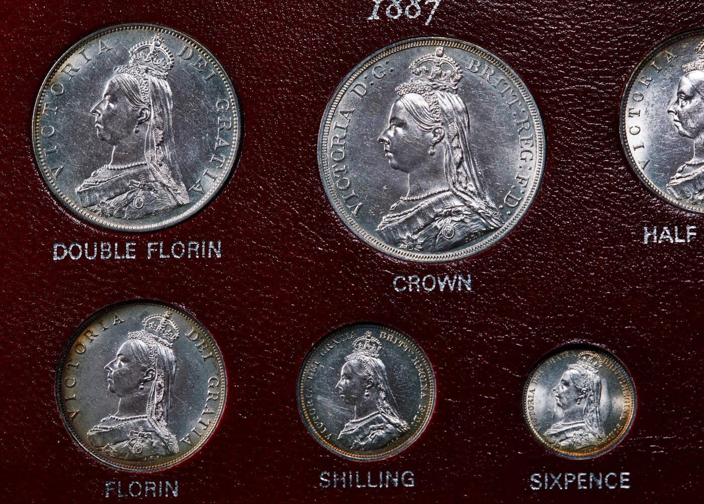 【俄甄集藏】2025年(044)11-12星期三晚 19:30 全场包邮 英国1887年纪念维多利亚登基60周年钻石禧3便士濯足节-1克朗马剑银币7枚一套，盒装，UNC品相，五彩包浆