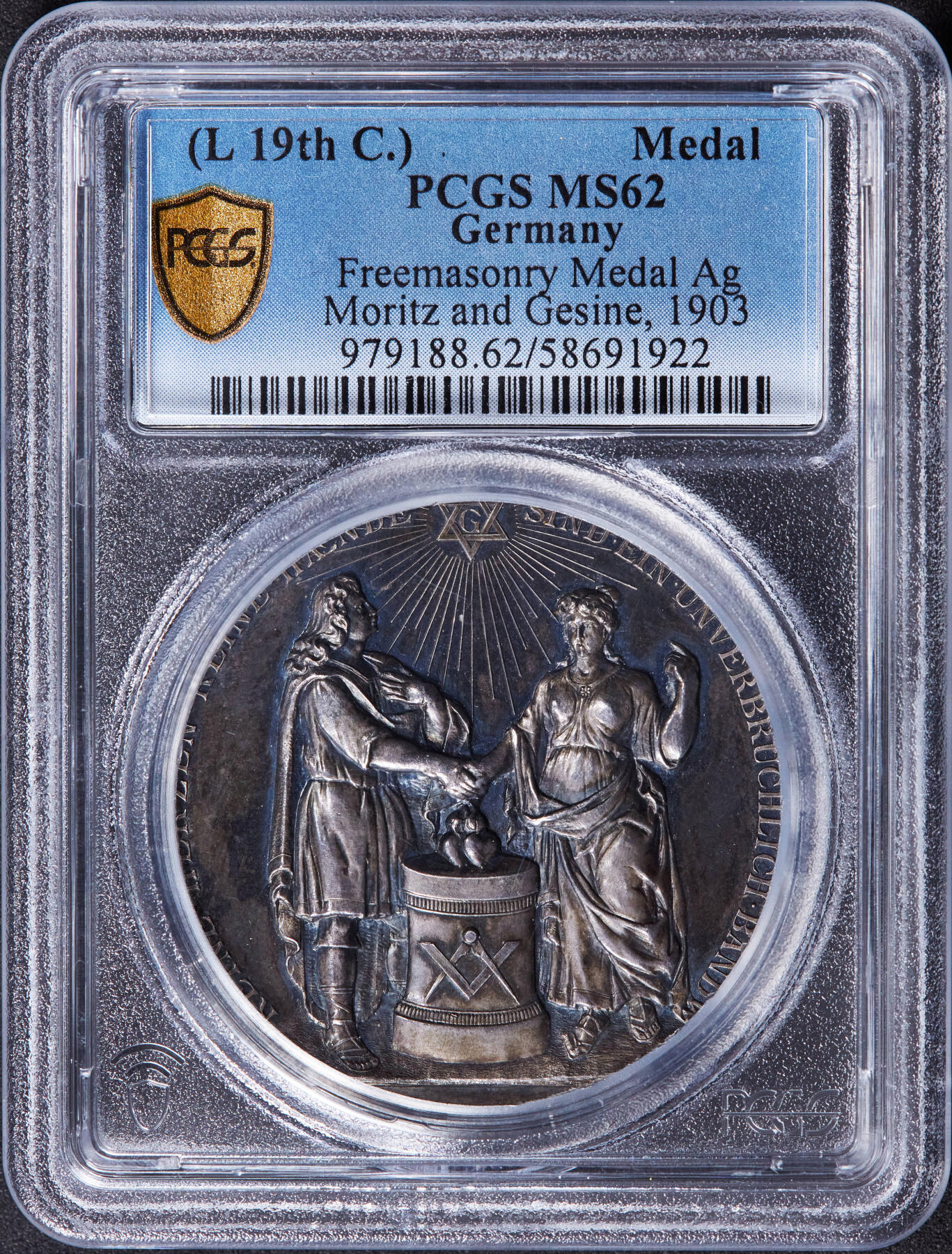 【俄甄集藏】2025年(044)11-12星期三晚 19:30 全场包邮 德国1903年不来梅汉萨共济会纪念成员莫里茨·默克与妻子格辛·考内银婚大银章，PCGS SP62，酱彩老包浆，顶部六芒星+射线为共济会“神圣之光”经典符号，中间容器为共济会“祭坛”，圆规角尺是共济会核心工具符号，寓意“秩序与道德”，唯一冠军分