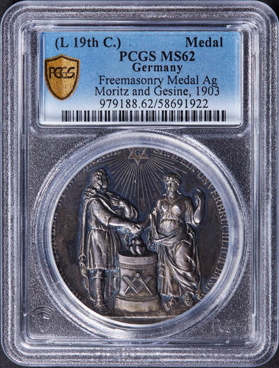 【俄甄集藏】2025年(044)11-12星期三晚 19:30 全场包邮 - 德国1903年不来梅汉萨共济会纪念成员莫里茨·默克与妻子格辛·考内银婚大银章，PCGS SP62，酱彩老包浆，顶部六芒星+射线为共济会“神圣之光”经典符号，中间容器为共济会“祭坛”，圆规角尺是共济会核心工具符号，寓意“秩序与道德”，唯一冠军分