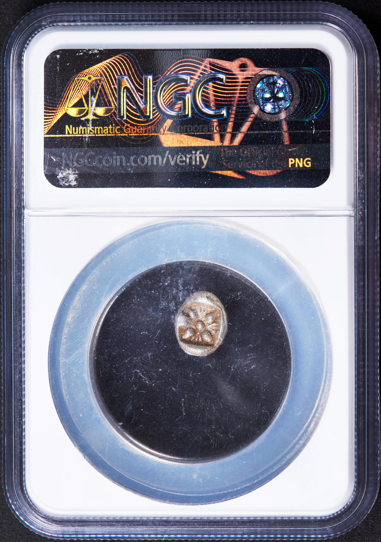 【俄甄集藏】2025年(044)11-12星期三晚 19:30 全场包邮 古希腊爱奥尼亚米利都城邦约公元前6世纪晚期-前5世纪早期狮子头1奥波银币，NGC ChVF，正面张口咆哮的向左的狮子头，背面戳记中有大芒星图案，经典品种