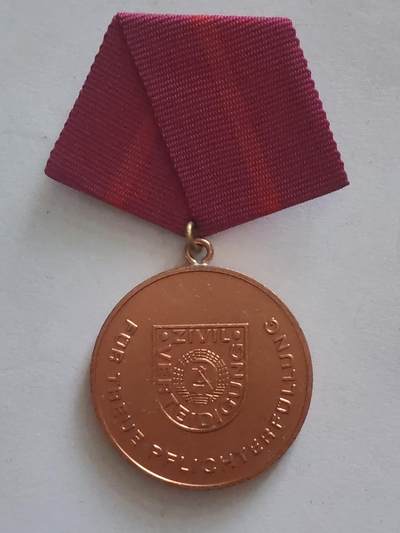 荷兰第128期勋赏拍卖 - 民主德国铜级民防忠诚服务奖章