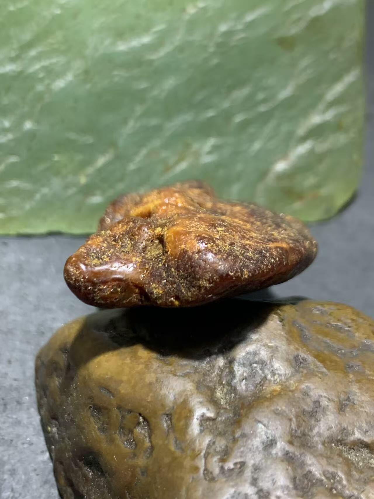 乌克兰原皮鸡油黄蜜蜡原石一块，