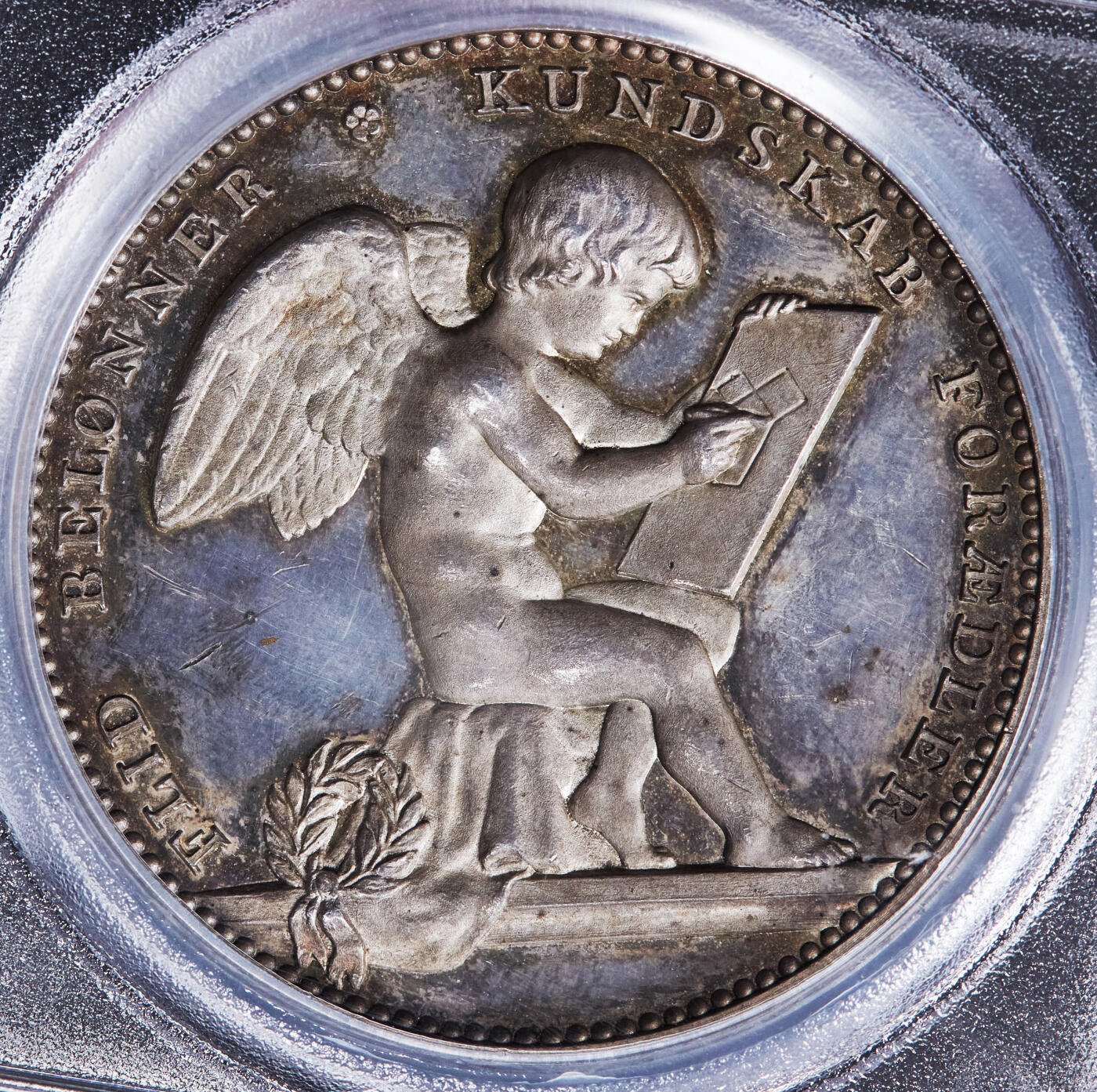 【俄甄集藏】2025年(044)11-12星期三晚 19:30 全场包邮 丹麦1887年尼尔斯·爱德华·雷尔森和尼尔斯·亨利克·马斯凯林头像，学术贡献表彰大银章，PCGS SP63，背面为象征知识与成就的天使造像，冠军分，紫罗兰酱彩包浆，类精制底板，高浮雕，稀有品种，安德斯·诺德比约作品