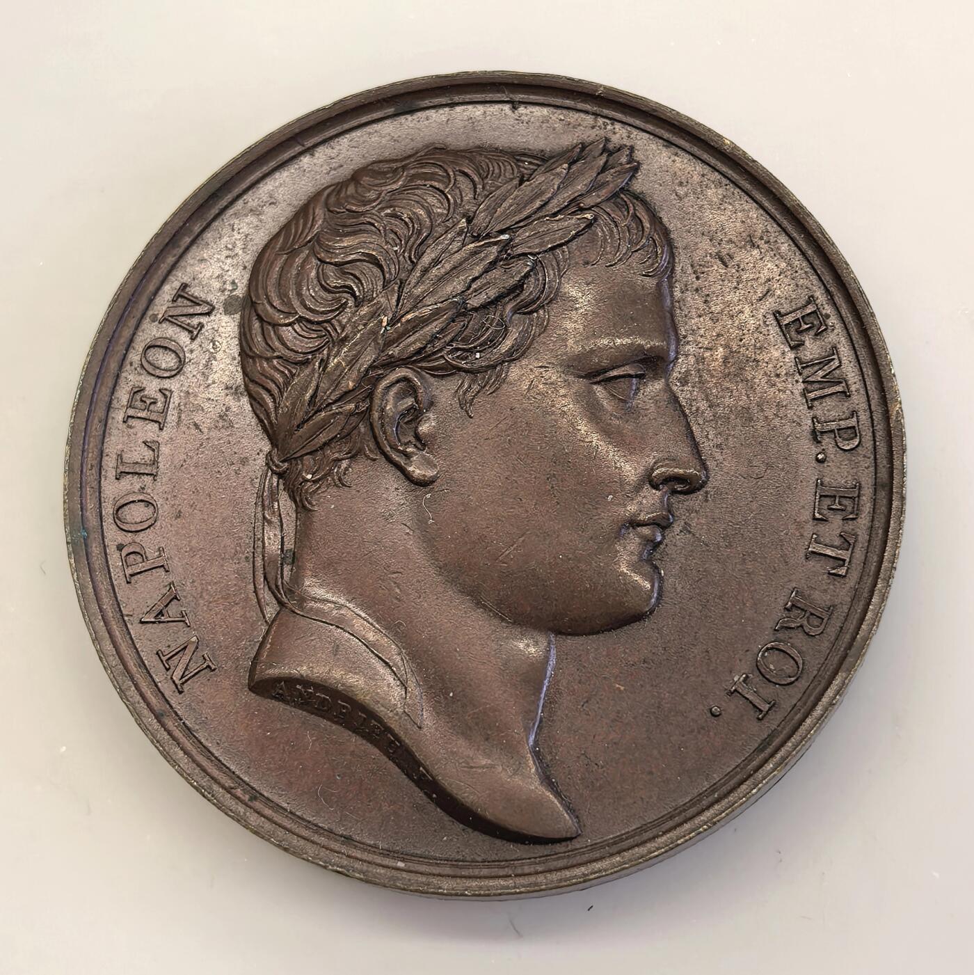 博洋堂“物美丰成”11月精品专场暨第145期（全场包邮） 拿破仑军团荣誉铜章，作者Andrieu.Depaulis，一位少女坐在墓碑旁哀悼，膝上放着一本书，直径40mm，重量38克，品相相当不错。