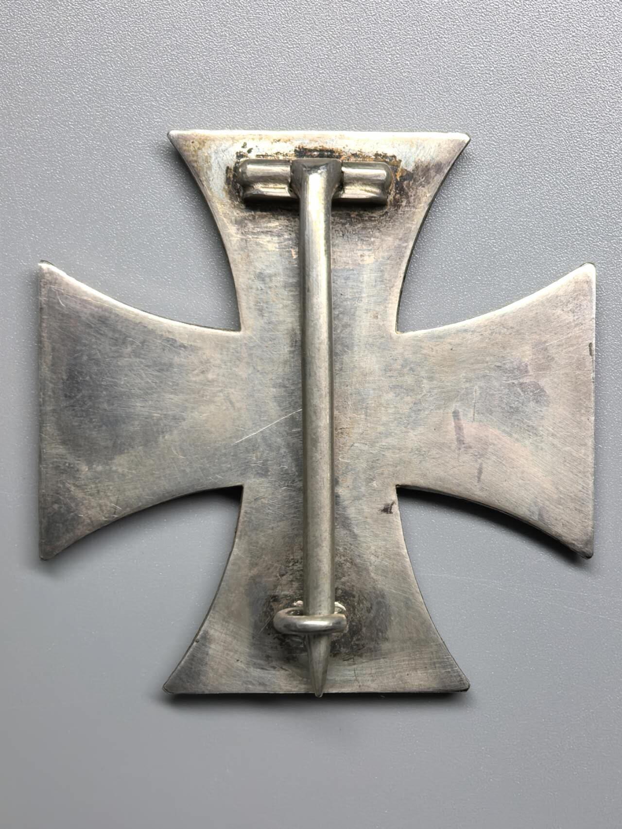 小驴勋章奖章收藏11月8日周六晚6点拍卖（珍爱和平，收藏战争，铭记历史，勿忘国耻，忠党爱国。有偿代拍，送拍规则在简介最后，参拍须阅读规则后再参拍，关系到运费包装发货时效真假辨别等关键信息，拍卖时不再发原图，看大图店主微信码在最后拍品里） 德国一战一级铁十字勋章带原盒，背打FR厂标，铁质核心，框根据经验极大概率是银质