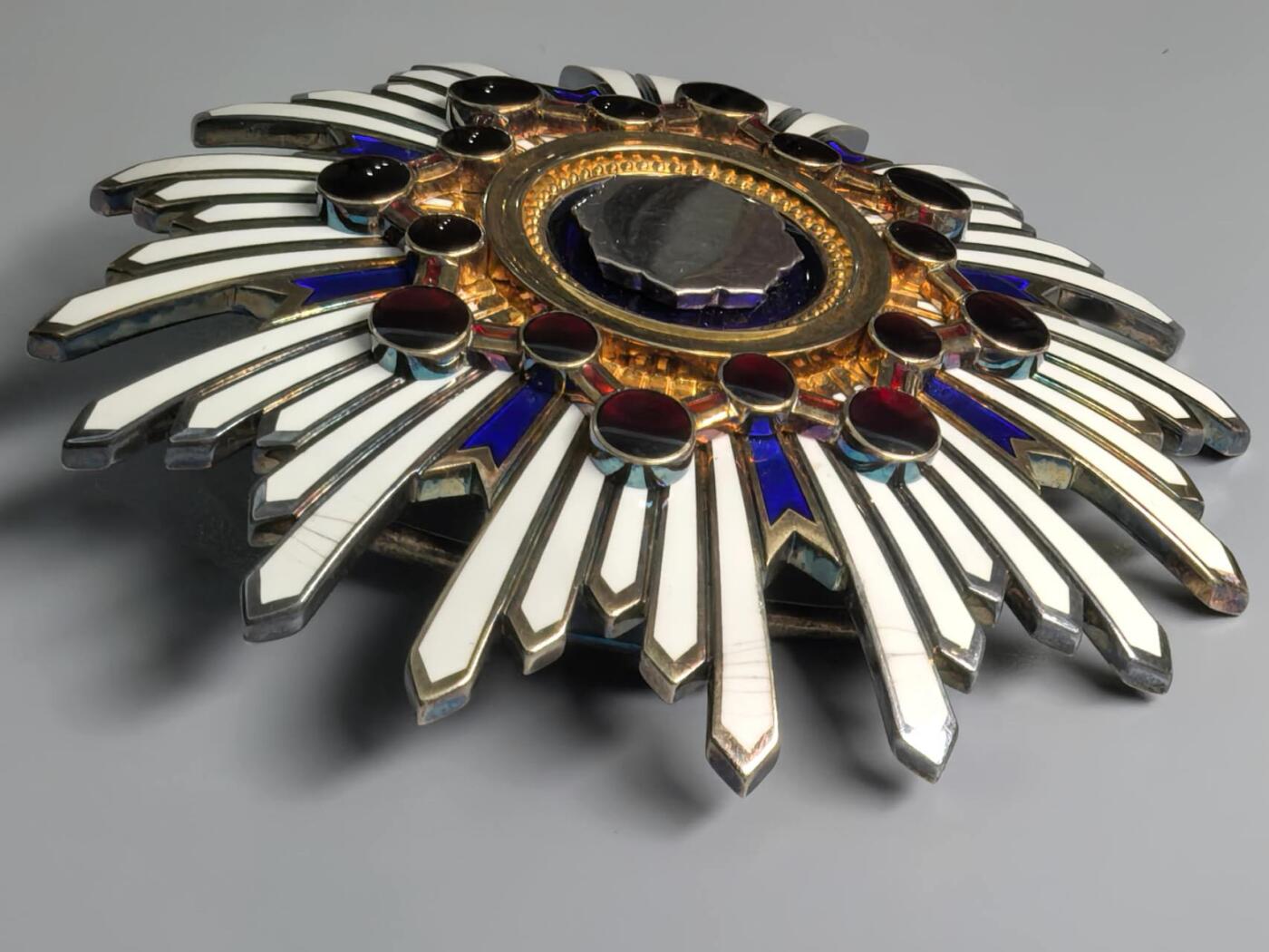 小驴勋章奖章收藏11月8日周六晚6点拍卖（珍爱和平，收藏战争，铭记历史，勿忘国耻，忠党爱国。有偿代拍，送拍规则在简介最后，参拍须阅读规则后再参拍，关系到运费包装发货时效真假辨别等关键信息，拍卖时不再发原图，看大图店主微信码在最后拍品里） 勋二等瑞宝章带盒带略，银质镀金七宝烧