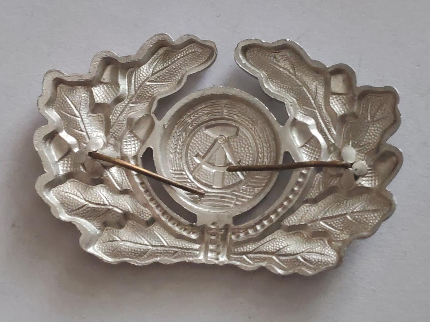 荷兰第128期勋赏拍卖 民主德国军官帽徽