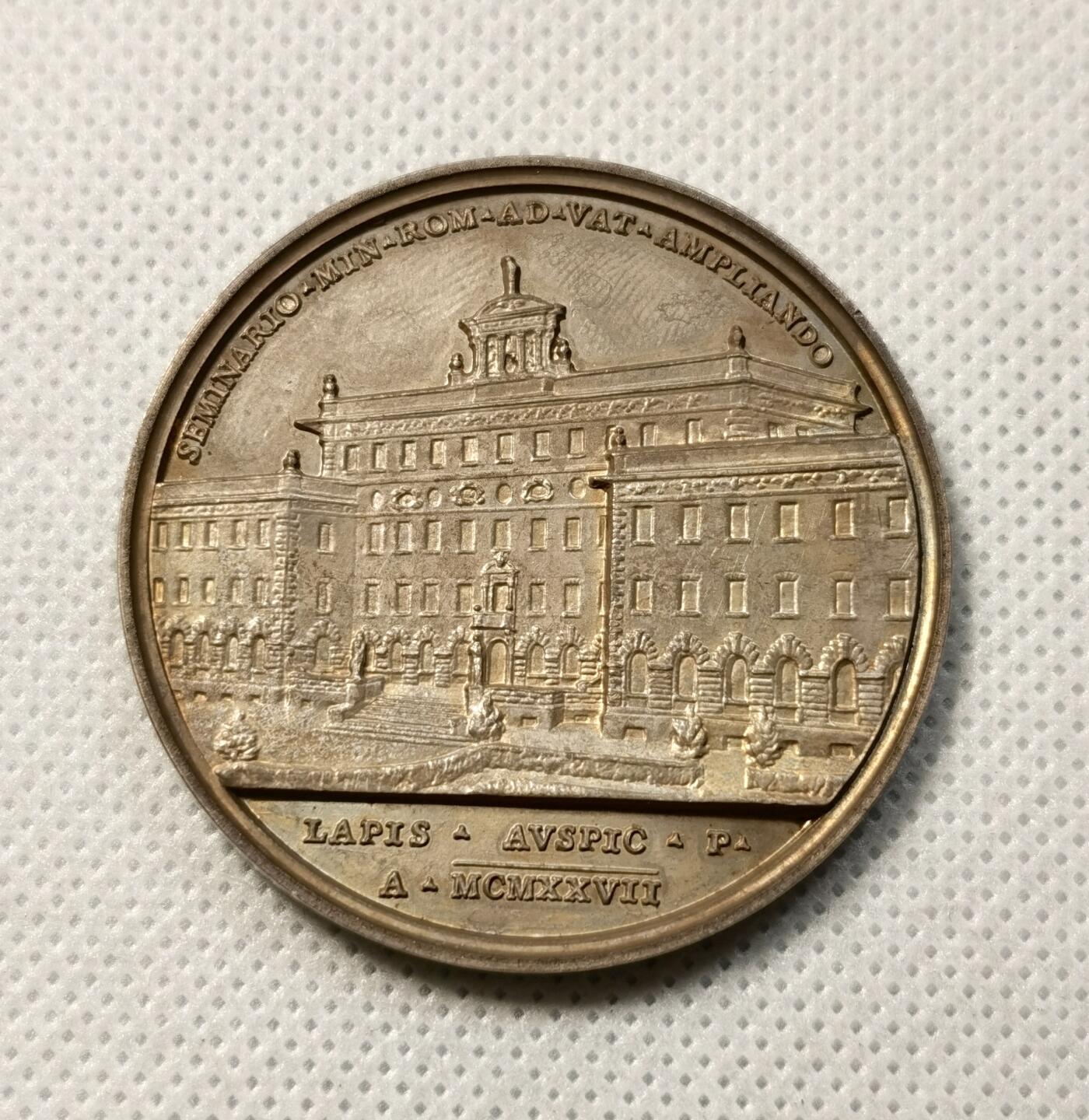 甄臻铺-世界币章拍卖（第38期）立冬小精品场，送拍享返佣金等优惠多多 1927年梵蒂冈建筑落成高浮雕大银章 44.00mm，35.35g 五彩镜面底板很漂亮