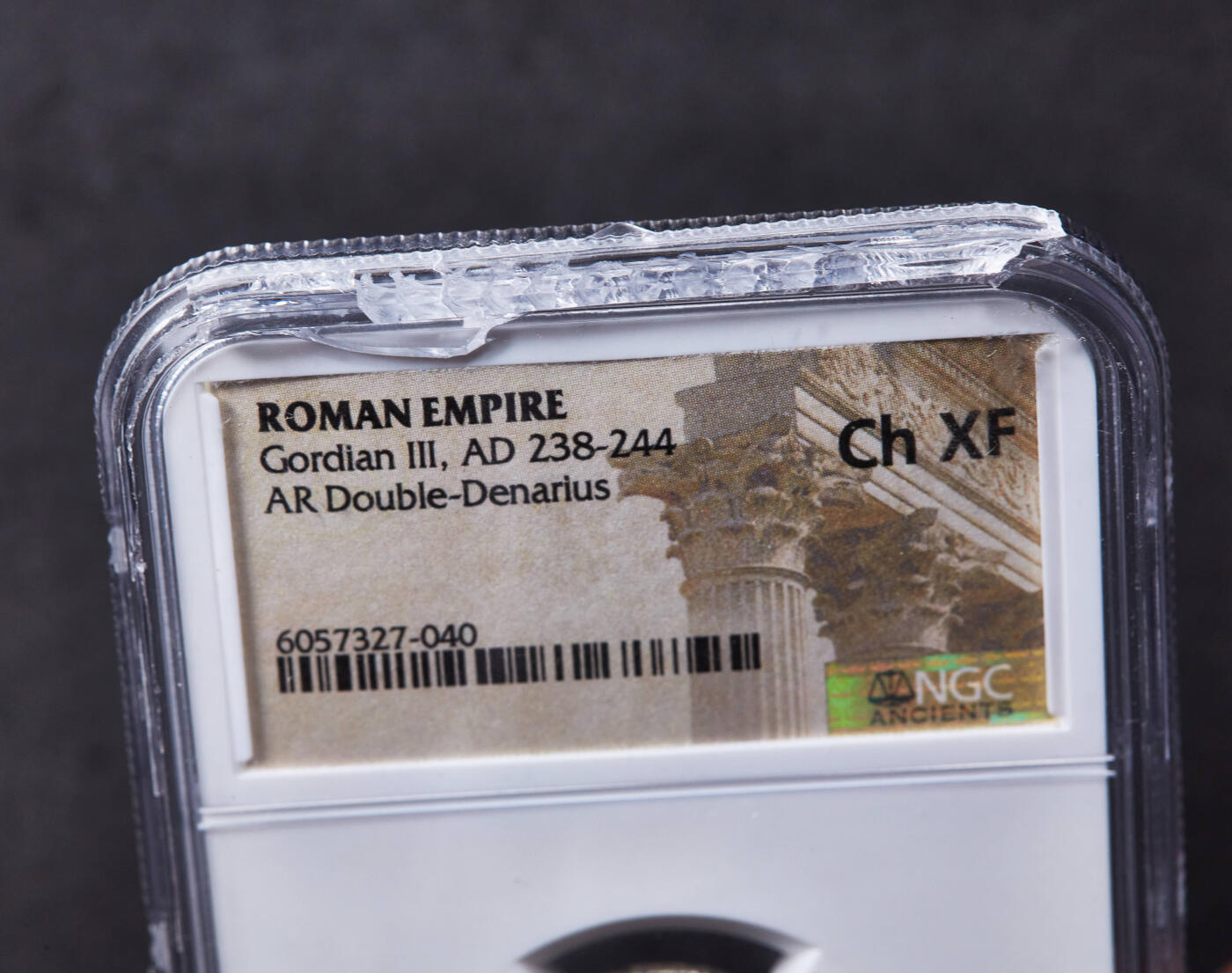 【俄甄集藏】2025年(044)11-12星期三晚 19:30 全场包邮 古罗马帝国公元240年夏季戈尔迪安三世双第纳尔和谐女神银币，NGC ChXF，罗马造币厂打制，正面皇帝戈尔迪安三世戴芒冠头像，背面和谐女神手持丰饶角与祭盘坐像，直径22mm，盒体有破损，见详图