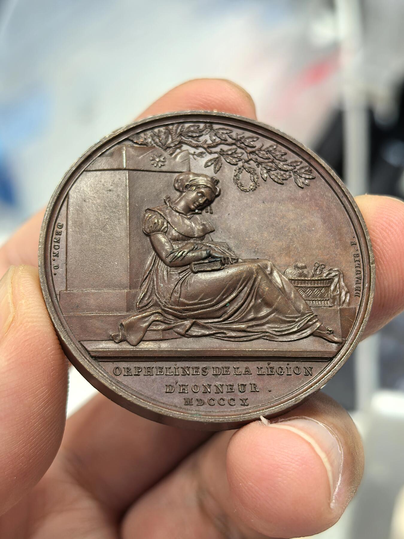 博洋堂“物美丰成”11月精品专场暨第145期（全场包邮） 拿破仑军团荣誉铜章，作者Andrieu.Depaulis，一位少女坐在墓碑旁哀悼，膝上放着一本书，直径40mm，重量38克，品相相当不错。