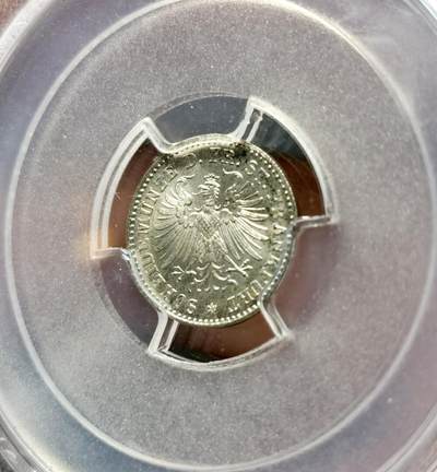 甄臻铺-世界币章拍卖（第38期）立冬小精品场，送拍享返佣金等优惠多多 NGC MS67 1866年德国法兰克福1克鲁泽银币。非常难得的高分，法兰克福经典双鹰徽章，底板如丝绸般细腻有光泽。无瑕疵的一枚精品。