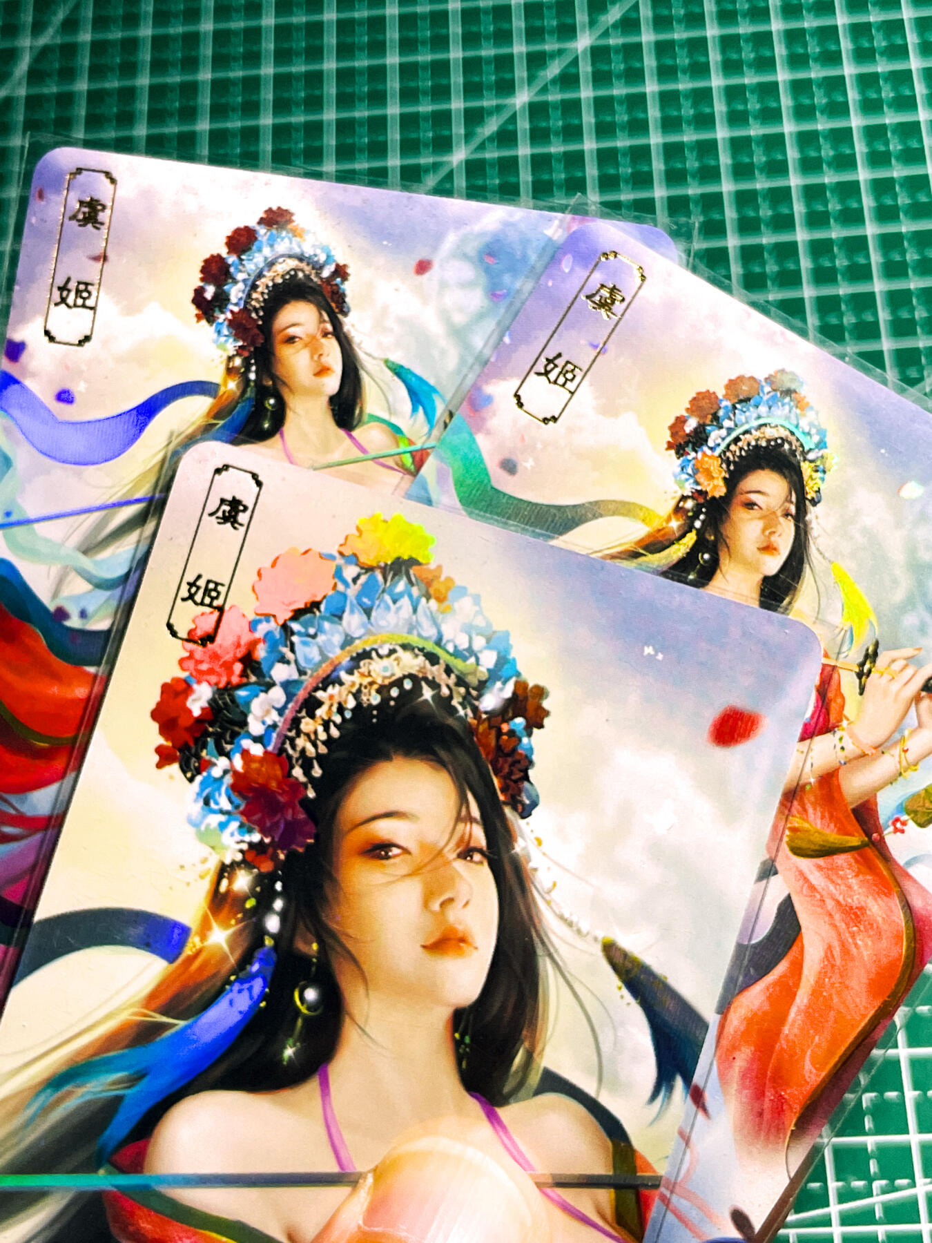 显眼宝36期 11月12日晚21:50截拍 佣金1起 可寄存～ 卡将卡牌 欲女传 虞姬 颜值一绝 三渐变三张 彩闪卡 63*88