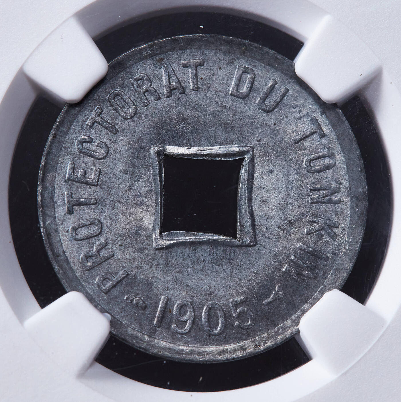 【俄甄集藏】2025年(044)11-12星期三晚 19:30 全场包邮 法属印度支那东京湾1905年1/600皮阿斯特锌币，NGC MS64，原光品相