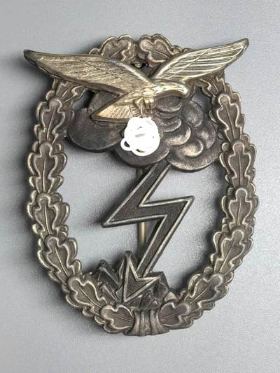 小驴勋章奖章收藏11月8日周六晚6点拍卖（珍爱和平，收藏战争，铭记历史，勿忘国耻，忠党爱国。有偿代拍，送拍规则在简介最后，参拍须阅读规则后再参拍，关系到运费包装发货时效真假辨别等关键信息，拍卖时不再发原图，看大图店主微信码在最后拍品里） - d3空军地面攻击奖章，背打G.H. OSANG DRESDEN厂标，锌质铸造高品质桶式别扣组合，好品