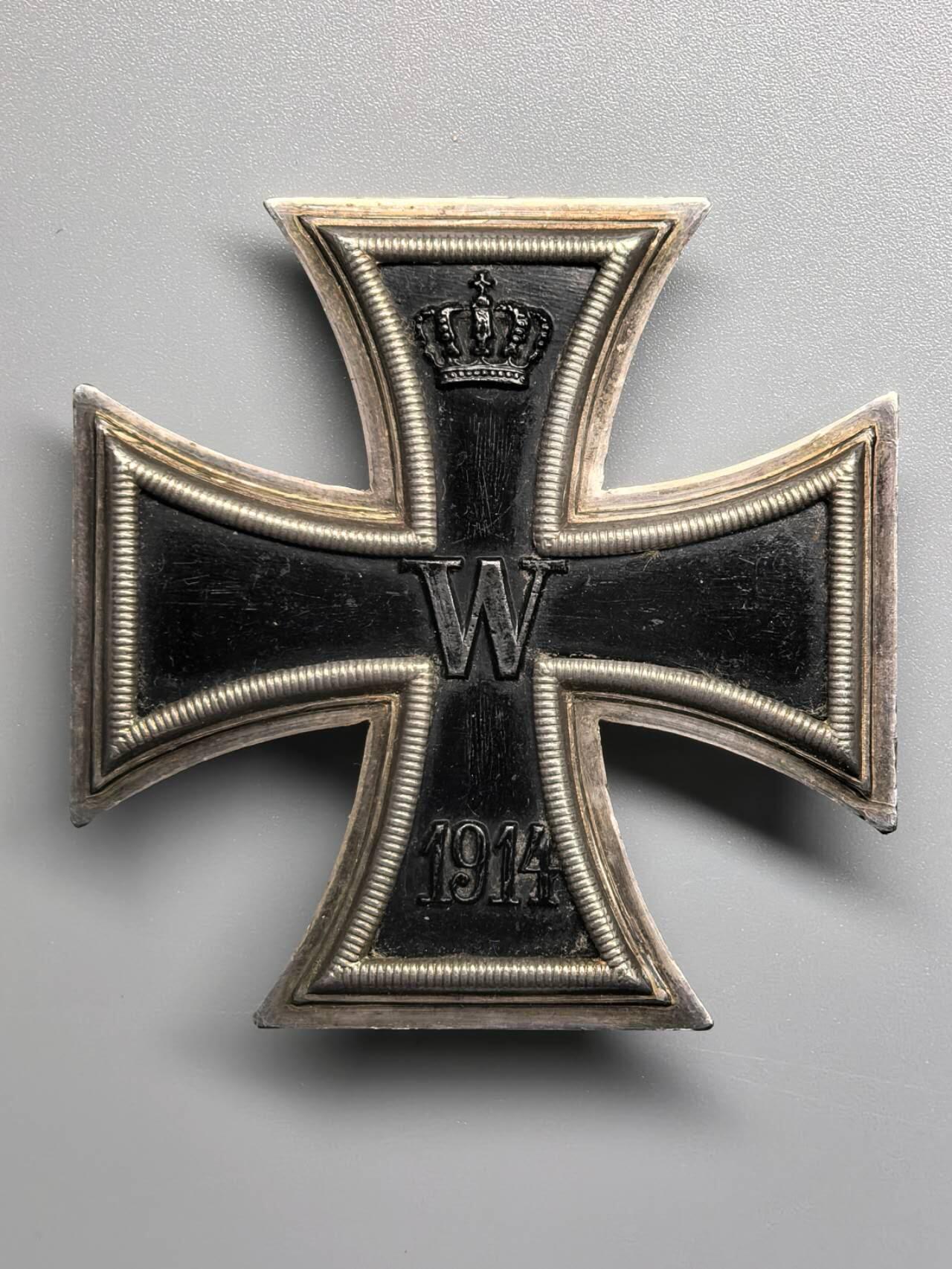 小驴勋章奖章收藏11月8日周六晚6点拍卖（珍爱和平，收藏战争，铭记历史，勿忘国耻，忠党爱国。有偿代拍，送拍规则在简介最后，参拍须阅读规则后再参拍，关系到运费包装发货时效真假辨别等关键信息，拍卖时不再发原图，看大图店主微信码在最后拍品里） 德国一战一级铁十字勋章带原盒，背打FR厂标，铁质核心，框根据经验极大概率是银质