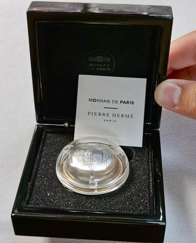 甄臻铺-世界币章拍卖（第38期）立冬小精品场，送拍享返佣金等优惠多多 法国2023年 法兰西瑰宝系列 甜点马卡龙小圆饼形银币 面值20欧元 1盎司999银 发行量仅5000枚 获克劳斯2024年度最佳创意币大奖 盒证齐全