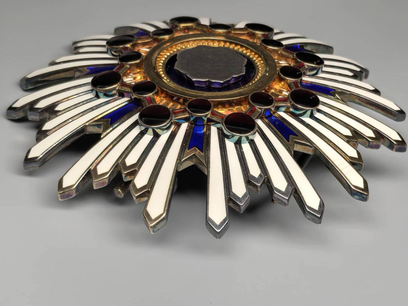 小驴勋章奖章收藏11月8日周六晚6点拍卖（珍爱和平，收藏战争，铭记历史，勿忘国耻，忠党爱国。有偿代拍，送拍规则在简介最后，参拍须阅读规则后再参拍，关系到运费包装发货时效真假辨别等关键信息，拍卖时不再发原图，看大图店主微信码在最后拍品里） 勋二等瑞宝章带盒带略，银质镀金七宝烧