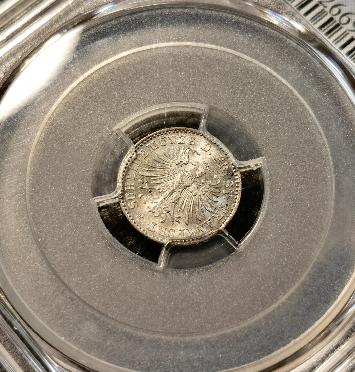 甄臻铺-世界币章拍卖（第38期）立冬小精品场，送拍享返佣金等优惠多多 NGC MS67 1866年德国法兰克福1克鲁泽银币。非常难得的高分，法兰克福经典双鹰徽章，底板如丝绸般细腻有光泽。无瑕疵的一枚精品。