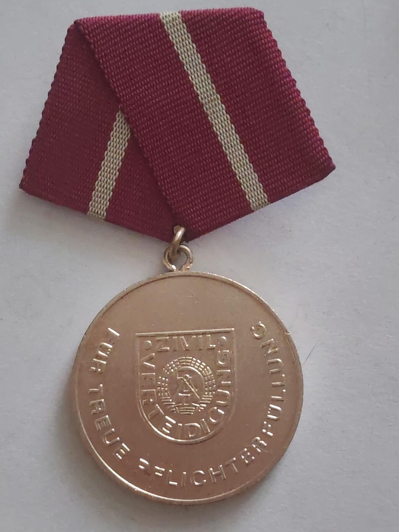 荷兰第128期勋赏拍卖 民主德国银级民防忠诚服务奖章