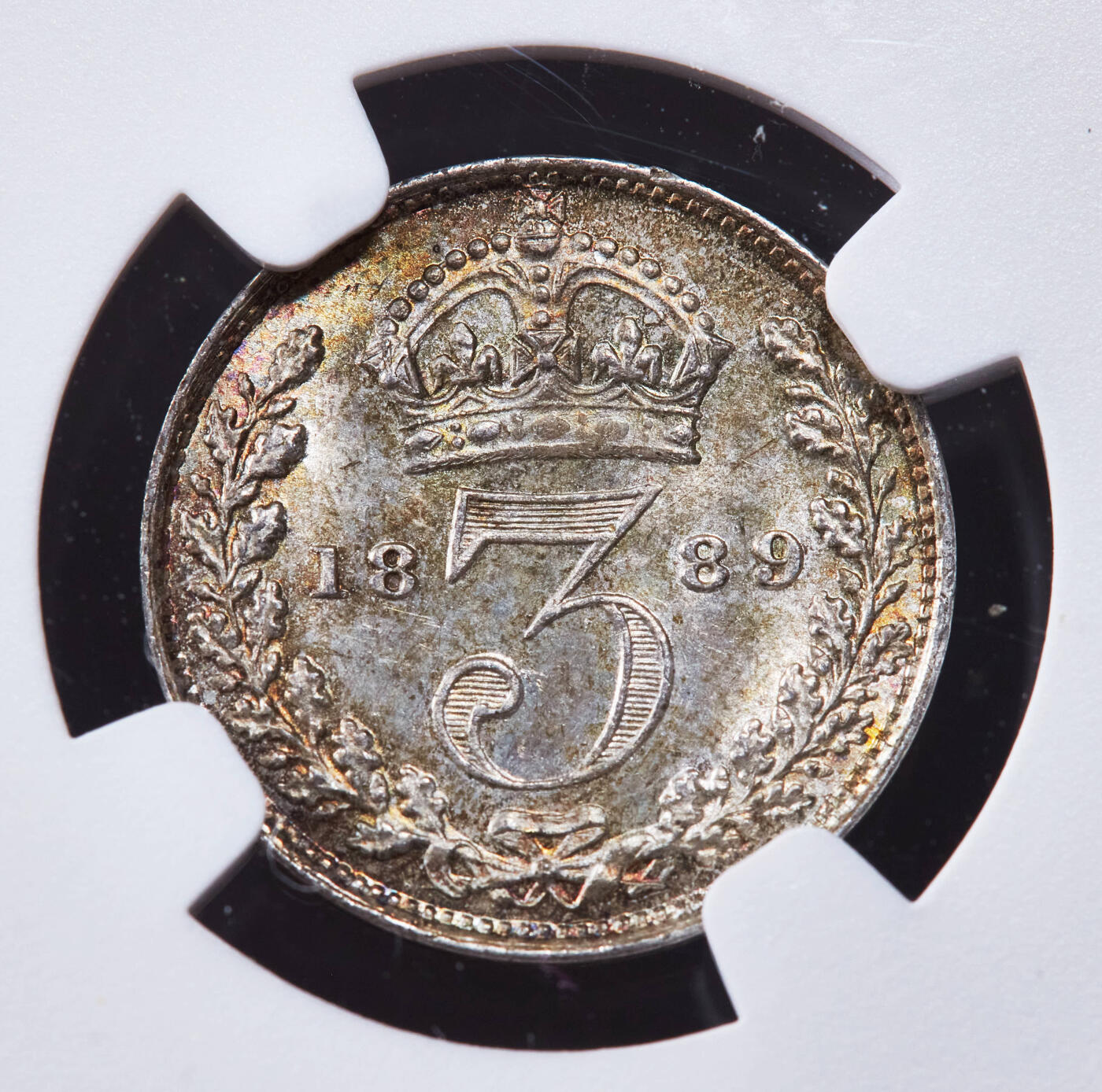 【俄甄集藏】2025年(044)11-12星期三晚 19:30 全场包邮 英国1889年维多利亚高冠版濯足节3便士银币，NGC MS63，黄油彩转光品相