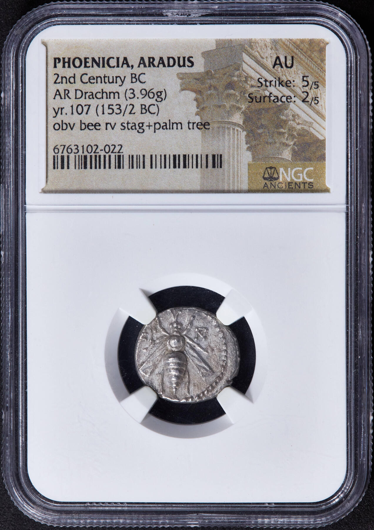 【俄甄集藏】2025年(044)11-12星期三晚 19:30 全场包邮 古希腊腓尼基阿拉多斯公元前153-前152年1德拉克马蜜蜂/雄鹿银币，NGC AU(Str 5/5, Sur 2/5)，带明确发行纪年，正面蜜蜂代表月神阿尔忒弥斯的化身，背面是代表月神阿尔忒弥斯驭兽的雄鹿站像，雄鹿后方是一棵棕榈树，币文为地名阿拉多斯，细节精美刻画生动，阿拉多斯蜜蜂银币十分稀少，常见品种为弗所城发行的蜜蜂银币直径18mm，重3.96克