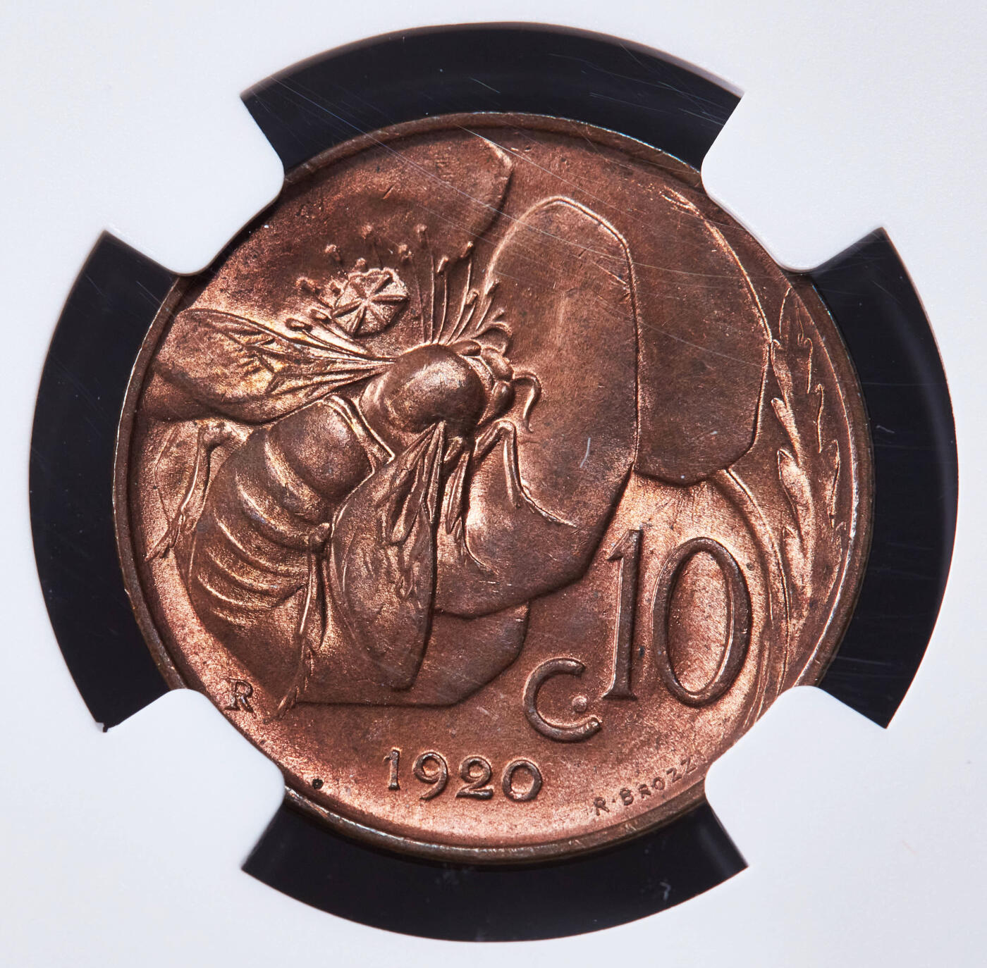 【俄甄集藏】2025年(044)11-12星期三晚 19:30 全场包邮 意大利1920年R版伊曼纽尔三世蜜蜂10分铜币，NGC MS65RB，原铜光闪闪，转光品相，钱币史上十分经典的设计，热门品种