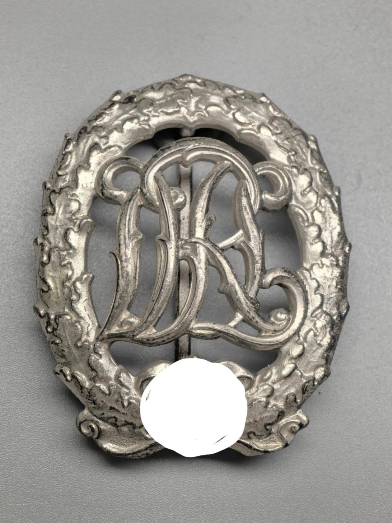 小驴勋章奖章收藏11月8日周六晚6点拍卖（珍爱和平，收藏战争，铭记历史，勿忘国耻，忠党爱国。有偿代拍，送拍规则在简介最后，参拍须阅读规则后再参拍，关系到运费包装发货时效真假辨别等关键信息，拍卖时不再发原图，看大图店主微信码在最后拍品里）