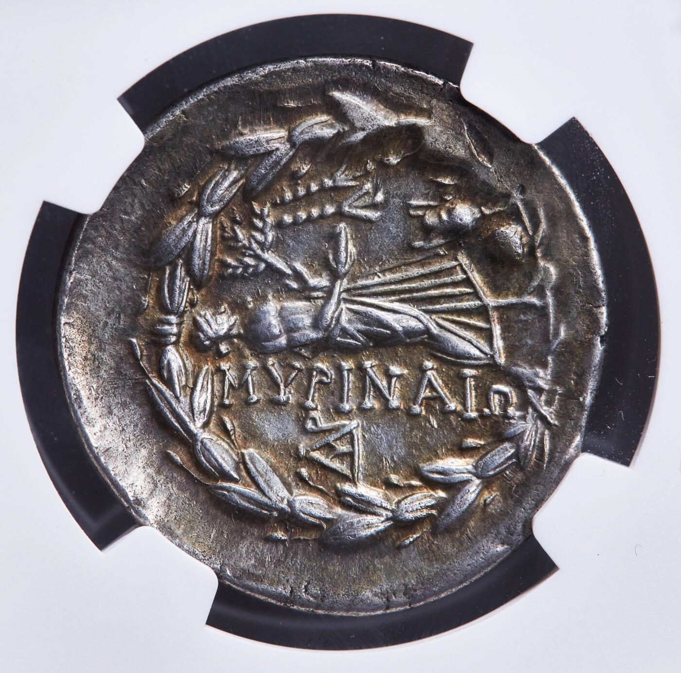 【俄甄集藏】2025年(044)11-12星期三晚 19:30 全场包邮 古希腊埃阿尼斯穆雷纳城公元前155-前145年阿波罗四德拉克马亚马逊女战士银币，NGC ChXF(Str 5/5, Sur 4/5)，正面戴月桂冠的阿波罗面右像；背面阿波罗朝右站立，一手持月桂枝，一手持祭盘，右下方有脐石和双耳陶罐，阿波罗左侧为城邦名，四周环绕着一圈橄榄枝，高分美品，蓝黑色包浆难得，直径32.5mm，重16.72克