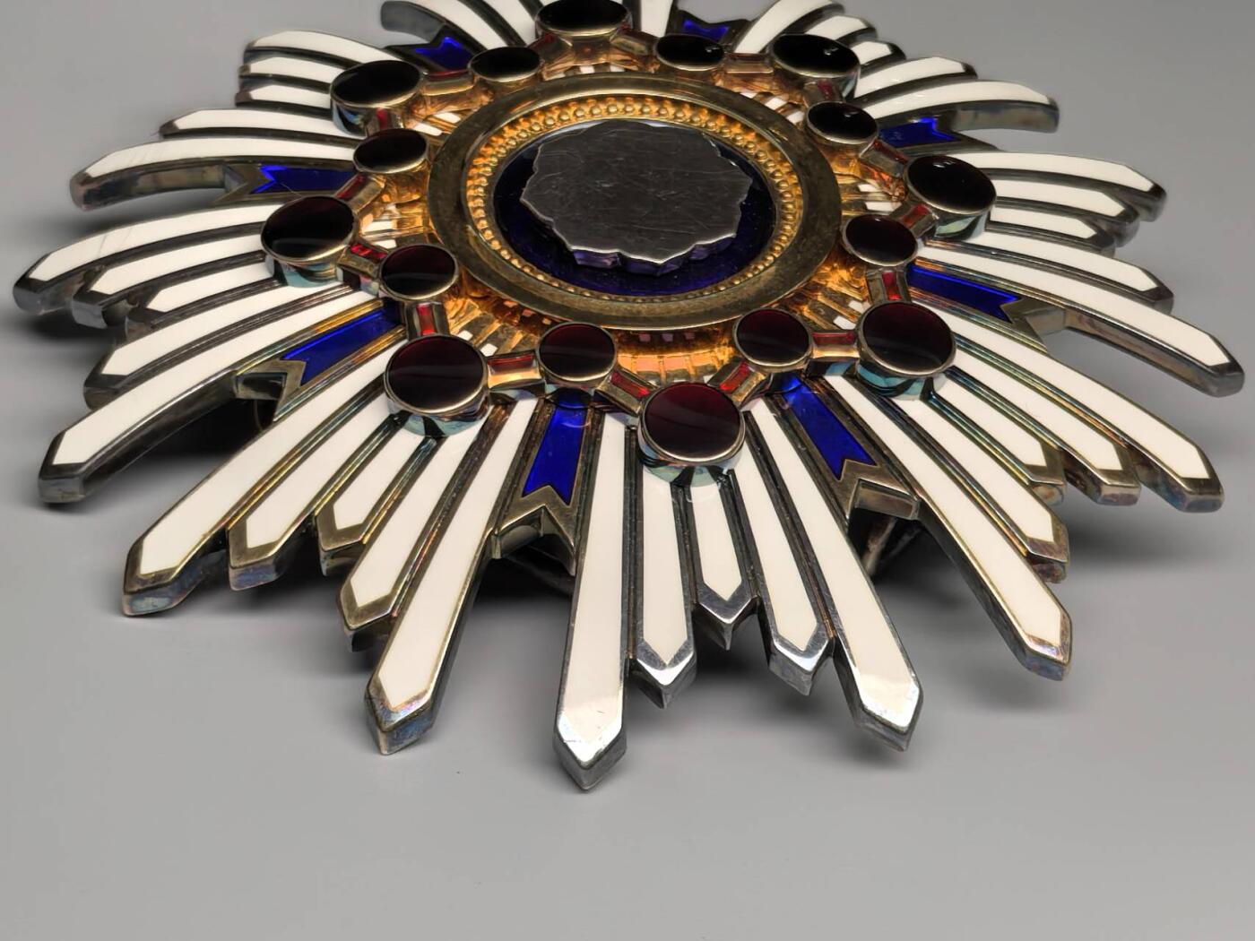 小驴勋章奖章收藏11月8日周六晚6点拍卖（珍爱和平，收藏战争，铭记历史，勿忘国耻，忠党爱国。有偿代拍，送拍规则在简介最后，参拍须阅读规则后再参拍，关系到运费包装发货时效真假辨别等关键信息，拍卖时不再发原图，看大图店主微信码在最后拍品里） 勋二等瑞宝章带盒带略，银质镀金七宝烧