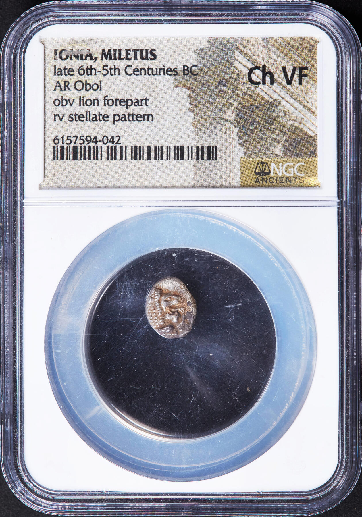 【俄甄集藏】2025年(044)11-12星期三晚 19:30 全场包邮 古希腊爱奥尼亚米利都城邦约公元前6世纪晚期-前5世纪早期狮子头1奥波银币，NGC ChVF，正面张口咆哮的向左的狮子头，背面戳记中有大芒星图案，经典品种