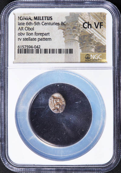 【俄甄集藏】2025年(044)11-12星期三晚 19:30 全场包邮 - 古希腊爱奥尼亚米利都城邦约公元前6世纪晚期-前5世纪早期狮子头1奥波银币，NGC ChVF，正面张口咆哮的向左的狮子头，背面戳记中有大芒星图案，经典品种