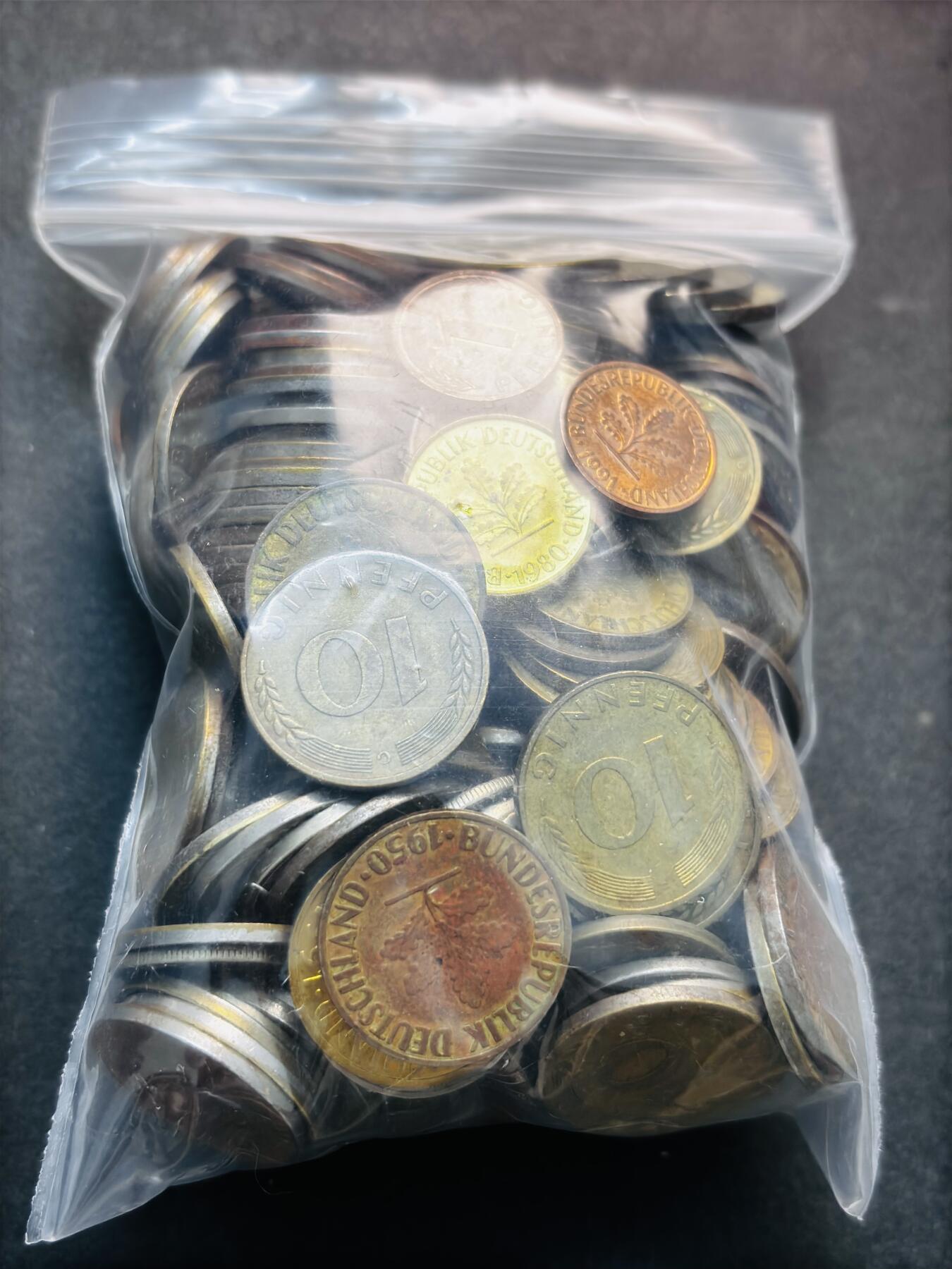 文馨钱币收藏第 279 场，银币，纪念铜章场 长期接收代拍品 德国 1 芬尼-50 芬尼，共计 213 个，重 723 克，包含首版，中央银行版 49-50 年，少见！49 年一个都可以卖好几块钱了，喜欢的出价