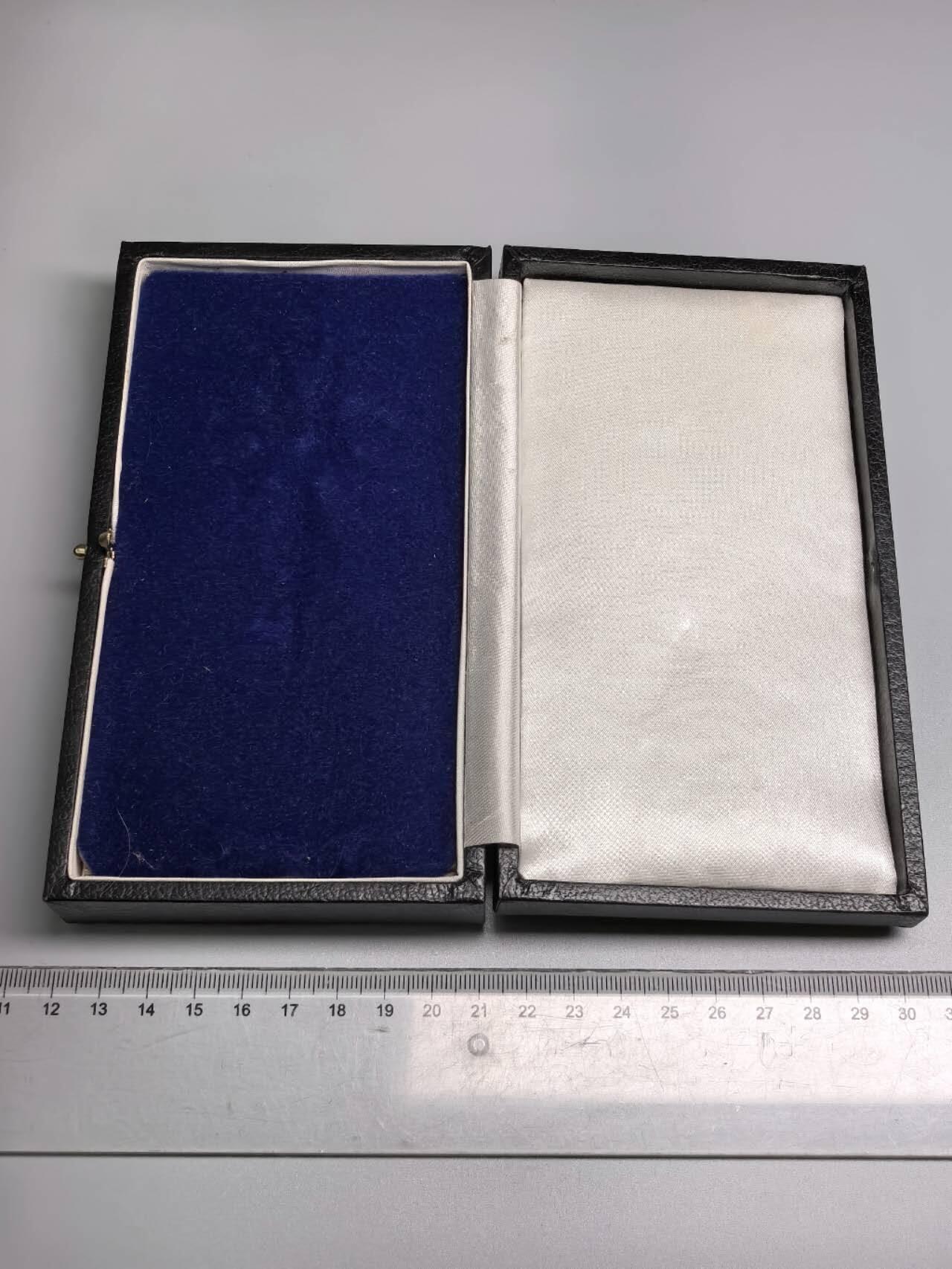 小驴勋章奖章收藏11月8日周六晚6点拍卖（珍爱和平，收藏战争，铭记历史，勿忘国耻，忠党爱国。有偿代拍，送拍规则在简介最后，参拍须阅读规则后再参拍，关系到运费包装发货时效真假辨别等关键信息，拍卖时不再发原图，看大图店主微信码在最后拍品里） 英国三等爵士颈授最卓越的圣米切尔及圣乔治勋章带盒（The Most Distinguished Order of Saint Michael and Saint George），银质镀金珐琅，屠龙屠鬼珐琅是镶嵌在一个类似球状的整体上会同时晃动，屠龙一面白马前后腿有非常小的白色修补痕迹（图中颜色有一定区别可识别），少见