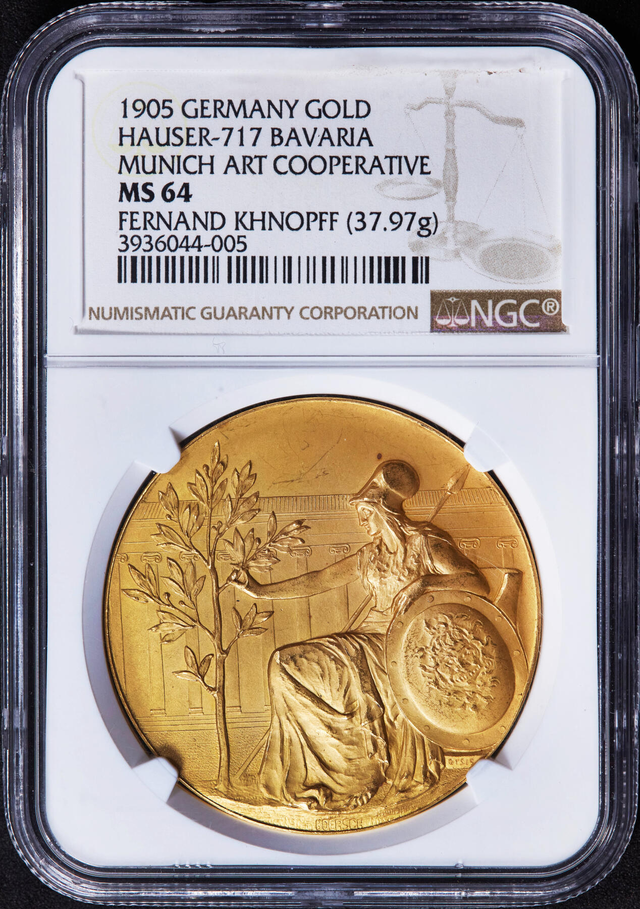 【俄甄集藏】2025年(044)11-12星期三晚 19:30 全场包邮 德国巴伐利亚1905年雅典娜坐像慕尼黑艺术合作社金质奖章，NGC MS64，雕刻家A·博尔舍作品，正面希腊神话智慧女神雅典娜戎装像，伸手触碰象征“艺术与和平”的橄榄树，背面橄榄枝环绕的铭牌上刻有获奖者姓名“费南德·赫诺夫”，外圈文字为慕尼黑国际艺术展，重37.97克，稀有品种