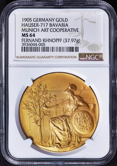 【俄甄集藏】2025年(044)11-12星期三晚 19:30 全场包邮 - 德国巴伐利亚1905年雅典娜坐像慕尼黑艺术合作社金质奖章，NGC MS64，雕刻家A·博尔舍作品，正面希腊神话智慧女神雅典娜戎装像，伸手触碰象征“艺术与和平”的橄榄树，背面橄榄枝环绕的铭牌上刻有获奖者姓名“费南德·赫诺夫”，外圈文字为慕尼黑国际艺术展，重37.97克，稀有品种