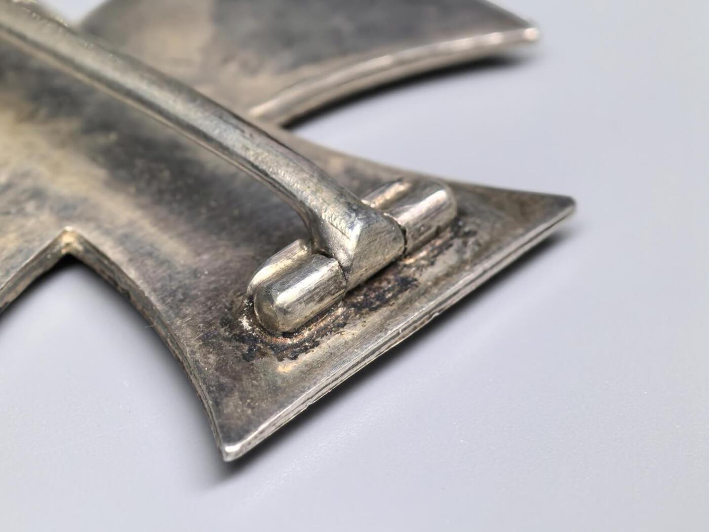 小驴勋章奖章收藏11月8日周六晚6点拍卖（珍爱和平，收藏战争，铭记历史，勿忘国耻，忠党爱国。有偿代拍，送拍规则在简介最后，参拍须阅读规则后再参拍，关系到运费包装发货时效真假辨别等关键信息，拍卖时不再发原图，看大图店主微信码在最后拍品里） 德国一战一级铁十字勋章带原盒，背打FR厂标，铁质核心，框根据经验极大概率是银质