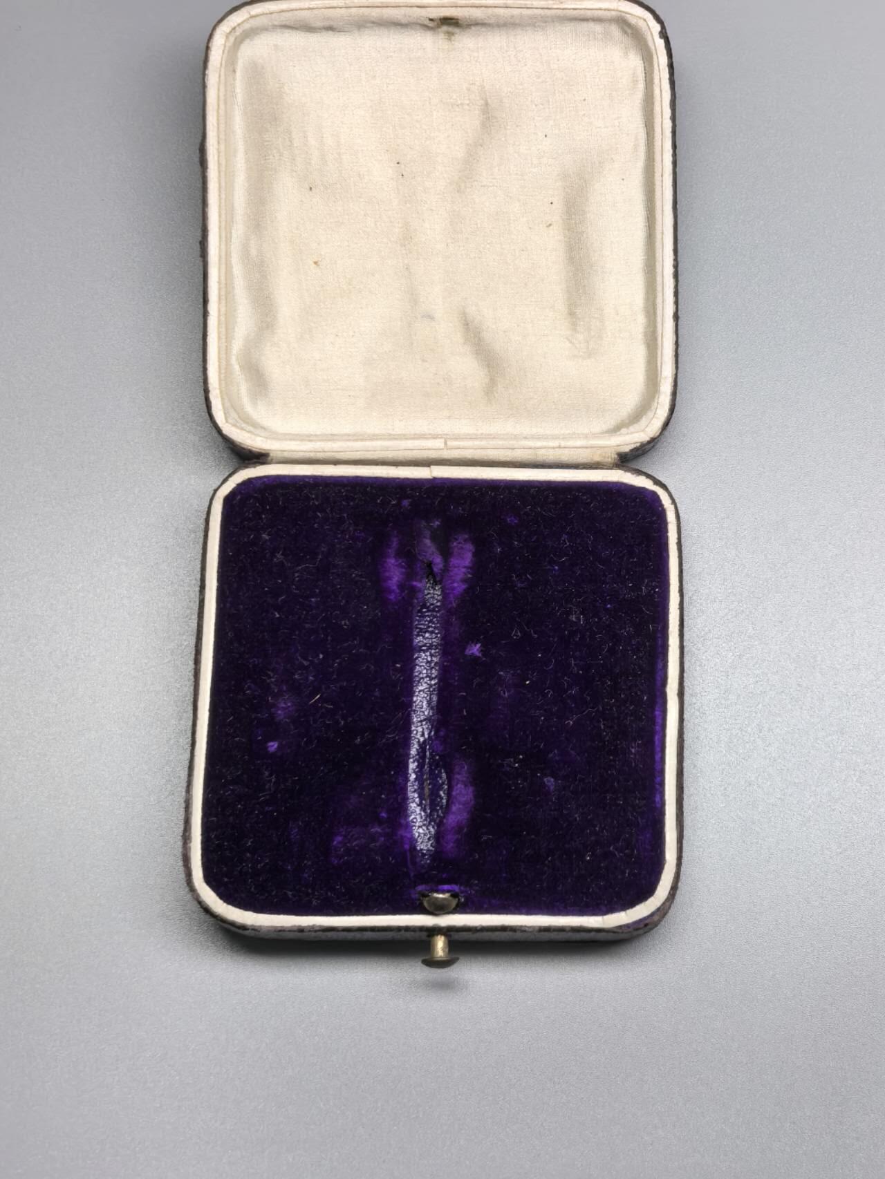 小驴勋章奖章收藏11月8日周六晚6点拍卖（珍爱和平，收藏战争，铭记历史，勿忘国耻，忠党爱国。有偿代拍，送拍规则在简介最后，参拍须阅读规则后再参拍，关系到运费包装发货时效真假辨别等关键信息，拍卖时不再发原图，看大图店主微信码在最后拍品里） 德国一战一级铁十字勋章带原盒，背打FR厂标，铁质核心，框根据经验极大概率是银质