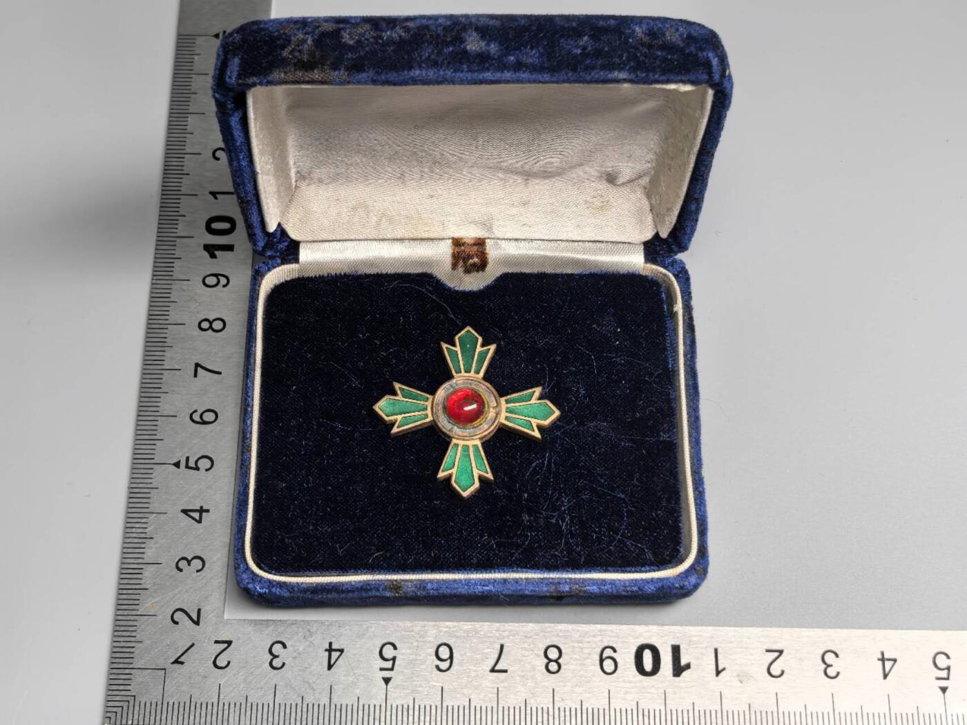 小驴勋章奖章收藏11月8日周六晚6点拍卖（珍爱和平，收藏战争，铭记历史，勿忘国耻，忠党爱国。有偿代拍，送拍规则在简介最后，参拍须阅读规则后再参拍，关系到运费包装发货时效真假辨别等关键信息，拍卖时不再发原图，看大图店主微信码在最后拍品里） 交通荣誉章绿十字铜章带盒