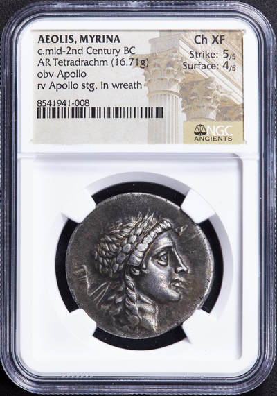 【俄甄集藏】2025年(044)11-12星期三晚 19:30 全场包邮 - 古希腊埃阿尼斯穆雷纳城公元前155-前145年阿波罗四德拉克马亚马逊女战士银币，NGC ChXF(Str 5/5, Sur 4/5)，正面戴月桂冠的阿波罗面右像；背面阿波罗朝右站立，一手持月桂枝，一手持祭盘，右下方有脐石和双耳陶罐，阿波罗左侧为城邦名，四周环绕着一圈橄榄枝，高分美品，蓝黑色包浆难得，直径32.5mm，重16.72克