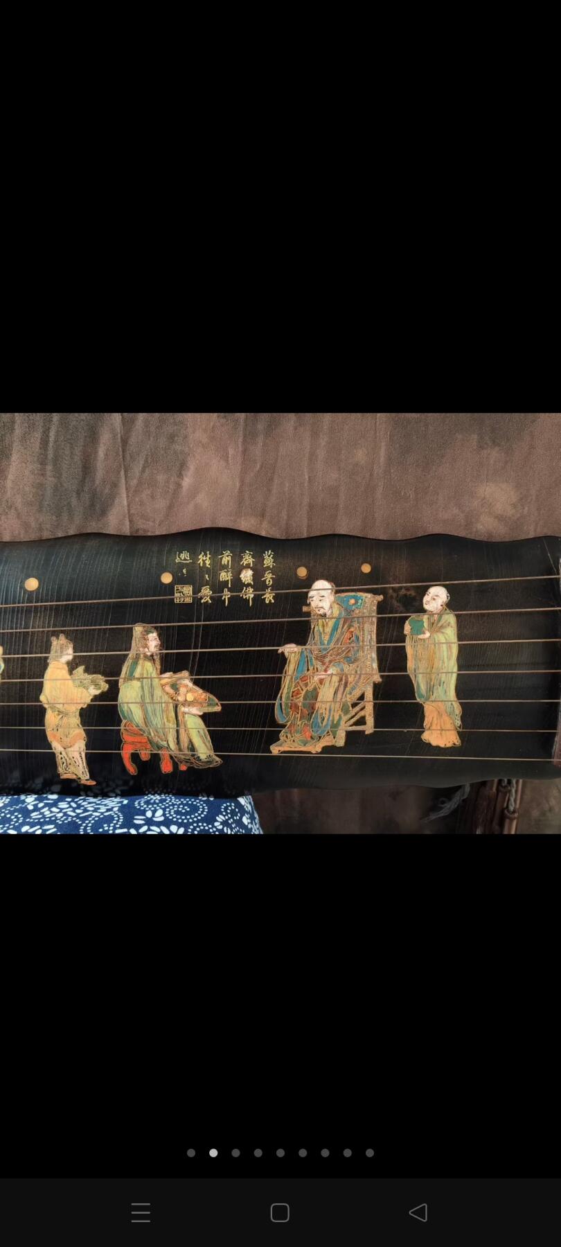 “与可清玩”款“香林八节”落霞式古琴 漆器彩绘人物故事纹饰，通长:120cm.肩宽:18.5cm.尾宽:13.5cm. 款识： 1、钤印“与可清玩” 2、钤印“惩躁雪烦” 3、“泉鸣”癸未（1883 年）夏为白云上人正之，麐。钤印“青宫少保” 4、河渭之水多土，其声厚以沉。江汉之水多石，其声激而清。香林八节，是谓天地之中,山水之阴。 5、庚申（1920 年）秋九月新安汪蜷翁剖修。钤印“惕予”