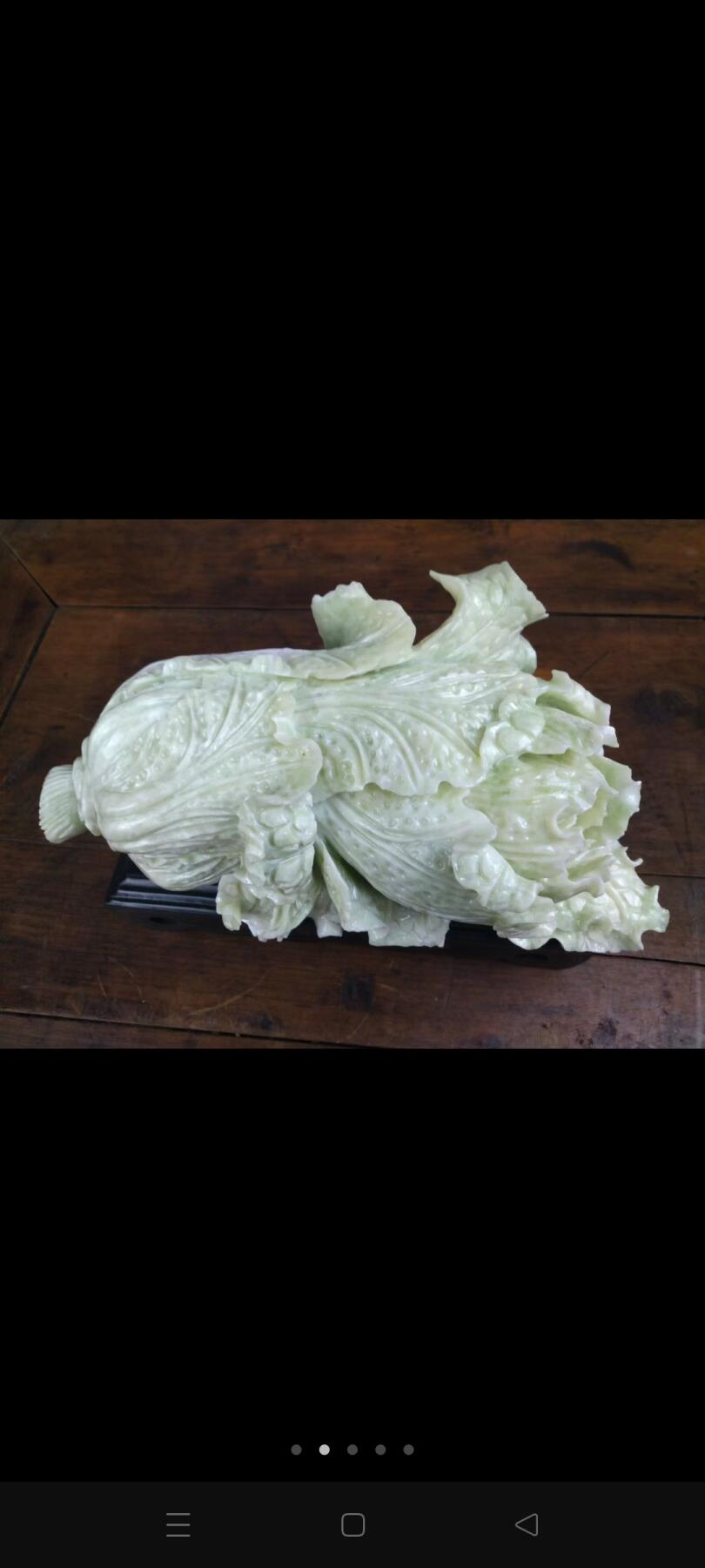 　　秀玉白菜，寓意还与白菜的颜色和外形有关，使用纯白的和田玉料雕刻而成的白菜，有着洁身自好，洁白无瑕的寓意。白绿相间的翡翠白菜，则表示收藏者两袖清风、做人清白、高风亮节，升官发财。叶子层层包裹，寓意财源滚滚、多多发财、包你发财。