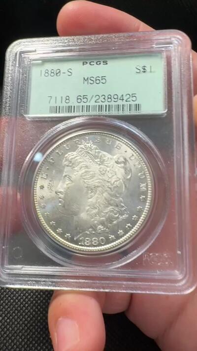 甄臻铺-世界币章拍卖（第38期）立冬小精品场，送拍享返佣金等优惠多多 PCGS-MS65 1880年美国S版摩根 老盒子保存完好 底板PL质感