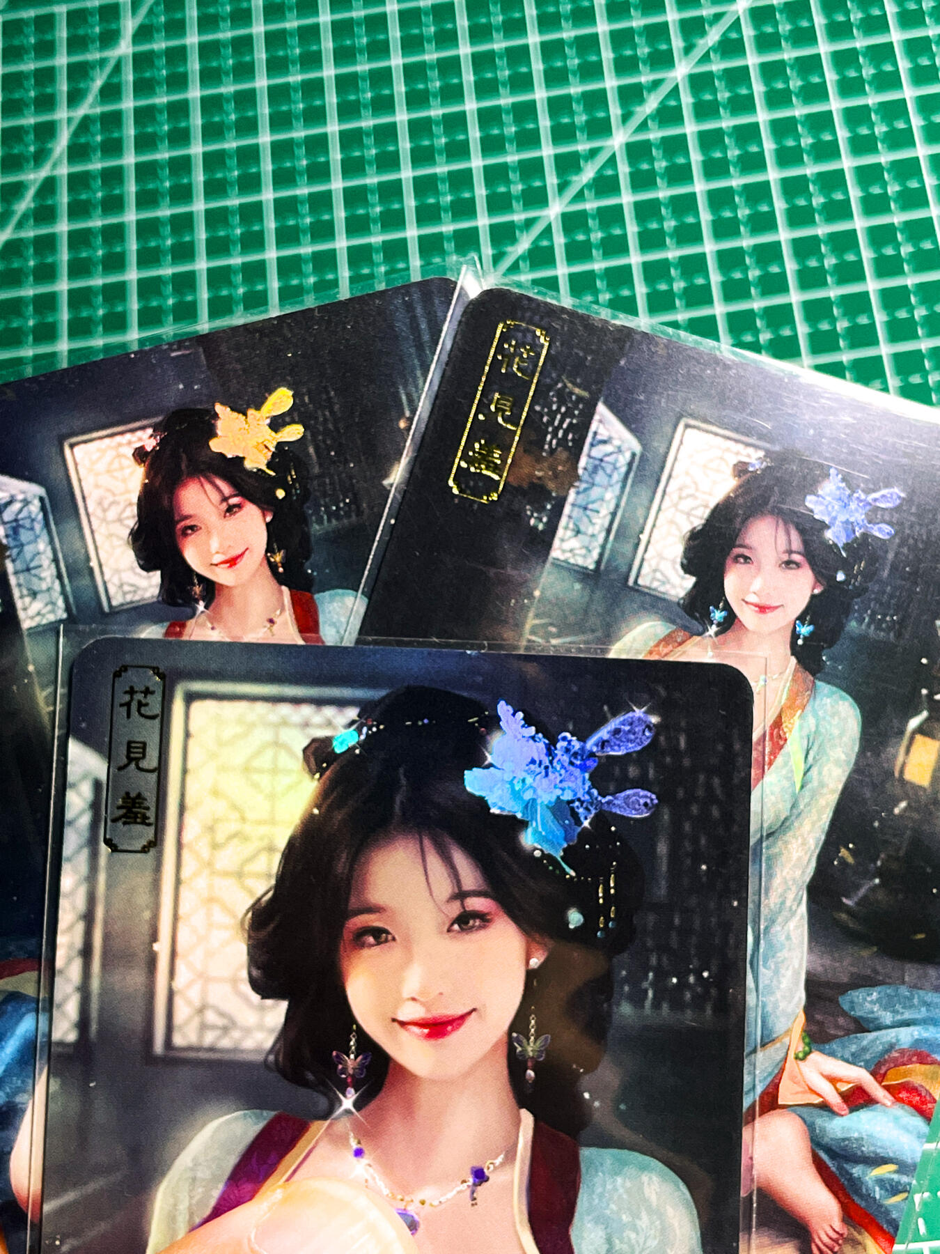 显眼宝36期 11月12日晚21:50截拍 佣金1起 可寄存～ 卡将卡牌 欲女传 花见羞 红唇欲滴 三渐变三张 彩闪卡 63*88