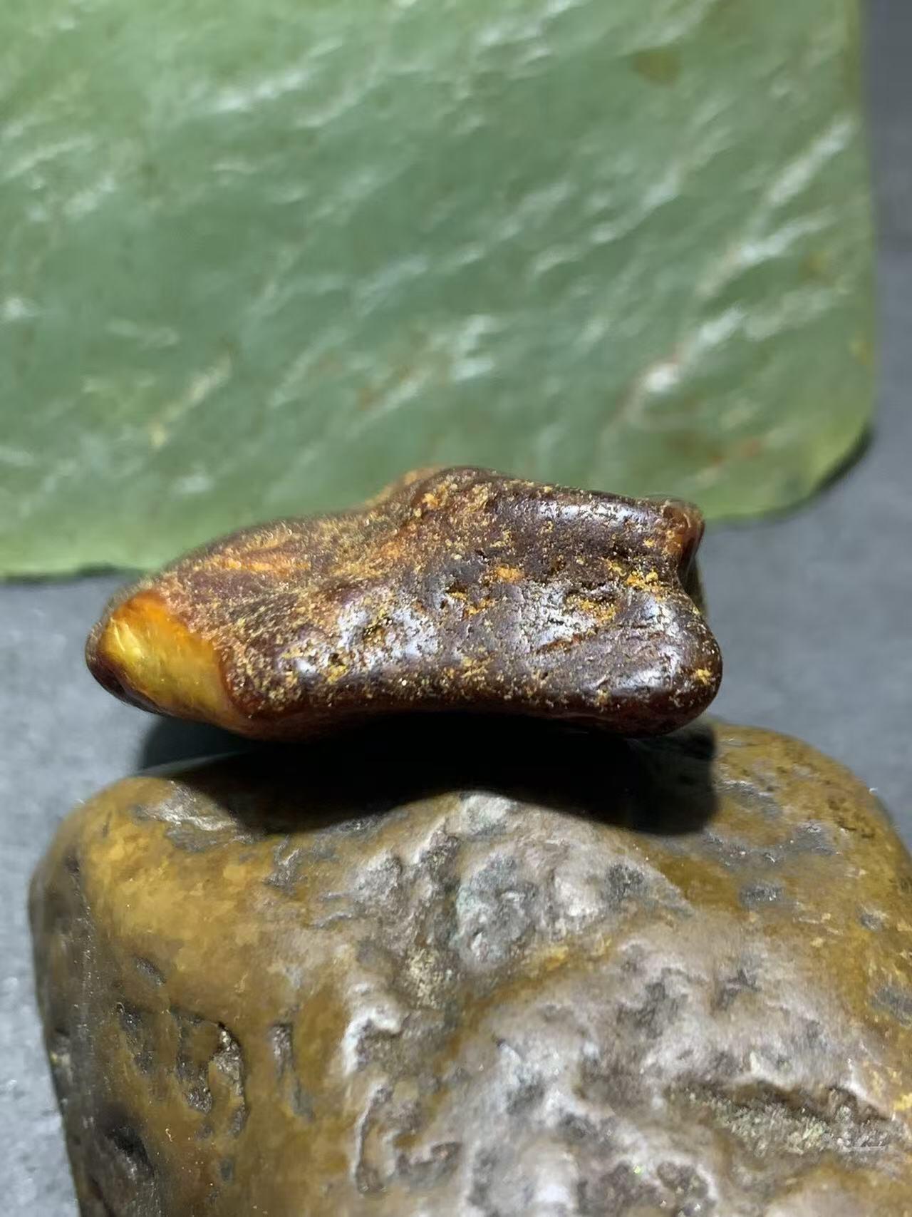 乌克兰原皮鸡油黄蜜蜡原石一块，