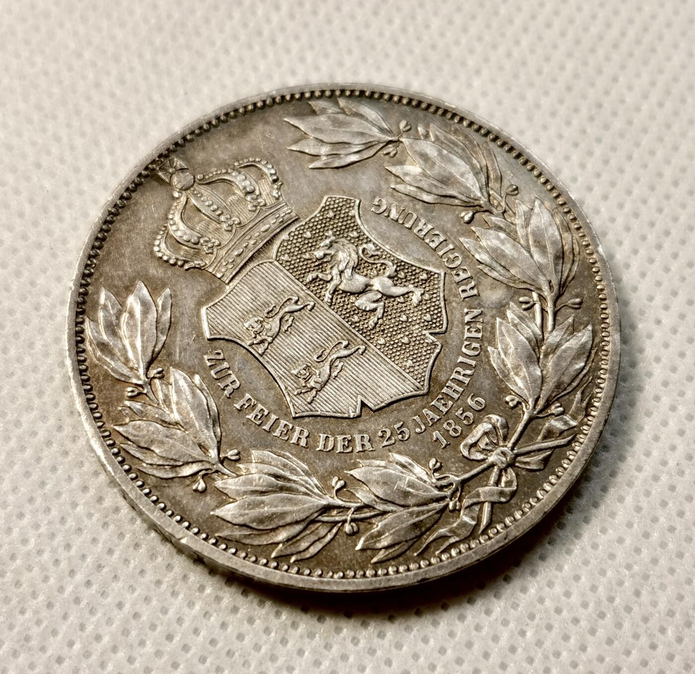 甄臻铺-世界币章拍卖（第38期）立冬小精品场，送拍享返佣金等优惠多多 德国布伦瑞克-狼堡加冕执政25周年纪念2泰勒  带有银霜感 背面状态非常好，赌徒品质