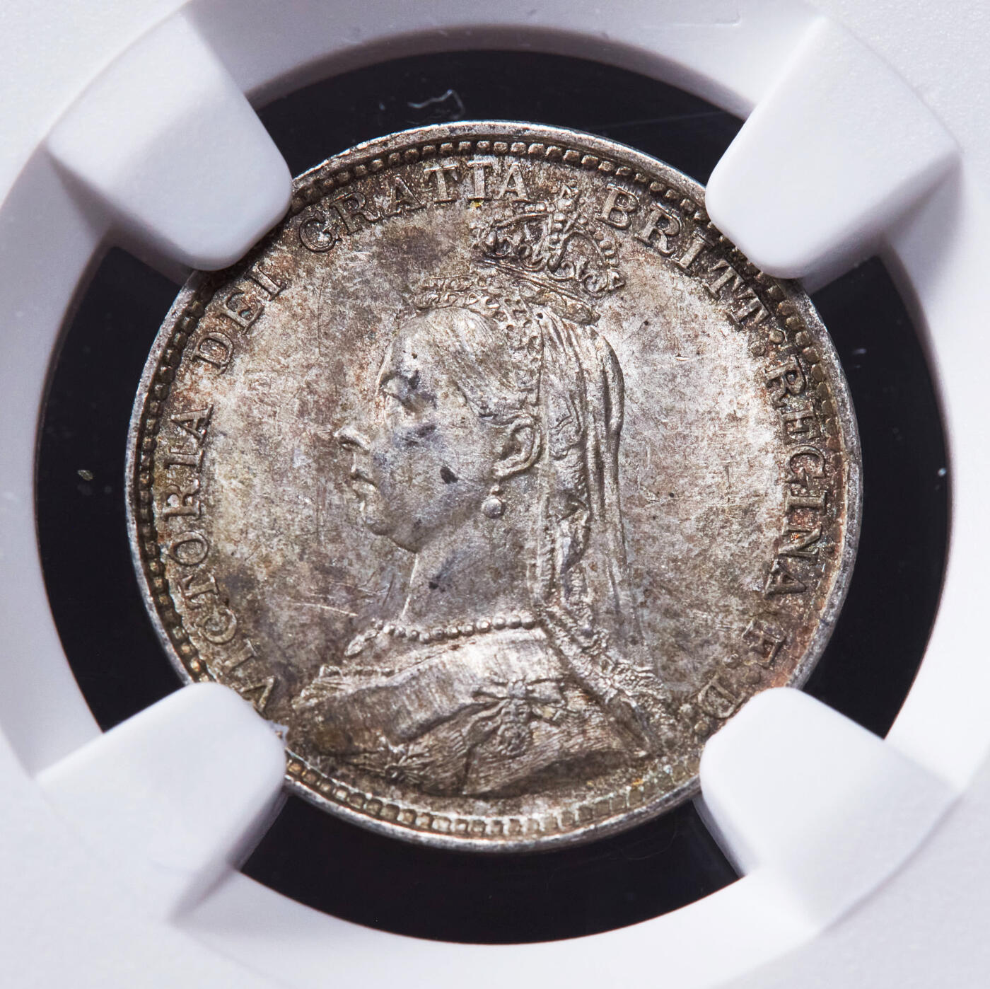 【俄甄集藏】2025年(044)11-12星期三晚 19:30 全场包邮 英国1889年维多利亚高冠版濯足节3便士银币，NGC MS63，黄油彩转光品相